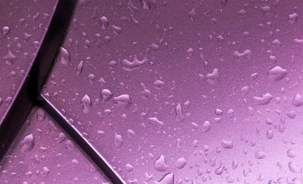 紫色窗户上的水滴特写镜头 — 图库照片