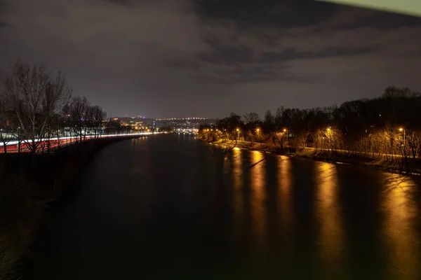 Die Reflexion Der Lichter Auf Einem Kanal Einer Stadt Die — Stockfoto