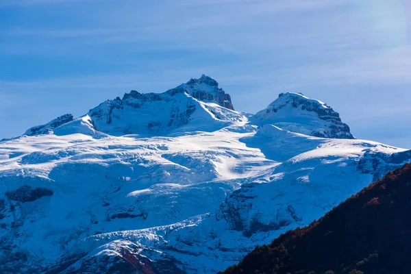 Uma Bela Vista Estratovulcão Tronador Nevado Contra Céu Azul Sul — Fotografia de Stock