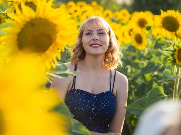 Een Portret Van Een Vrolijke Jonge Vrouw Ontspannen Het Gebied — Stockfoto