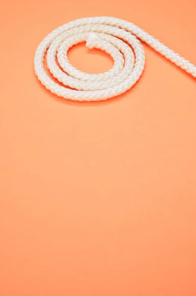 Una Cuerda Blanca Forma Espiral Sobre Fondo Melocotón — Foto de Stock