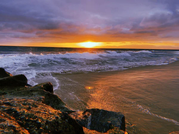 Fascynujący Widok Falistego Oceanu Uchwyconego Podczas Pięknego Zachodu Słońca — Zdjęcie stockowe