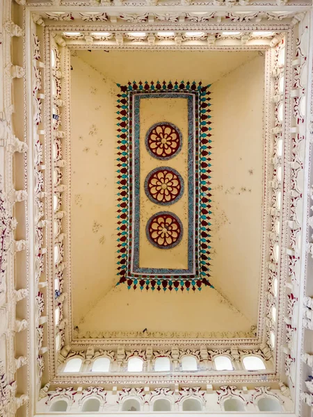 マドゥライの街にある古代ティルマライ ナヤク宮殿の装飾が施され 華やかで装飾された天井 — ストック写真