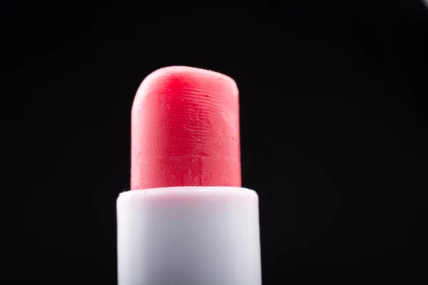 Een Close Shot Van Een Rode Lippenstift Geïsoleerd Een Zwarte — Stockfoto