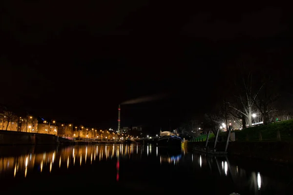 Riflesso Delle Luci Canale Una Città Catturata Notte — Foto Stock