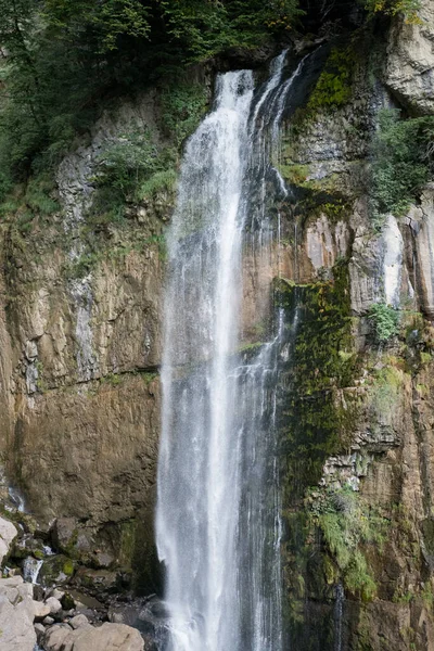 Plan Vertical Une Cascade Dessus Des Rochers Couverts Mousse Dans — Photo