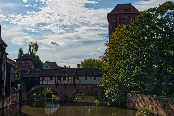 Weinstadel Nuremberg Almanya Mavi Gökyüzü Arka Planında Bir Kanal Binaların — Stok fotoğraf