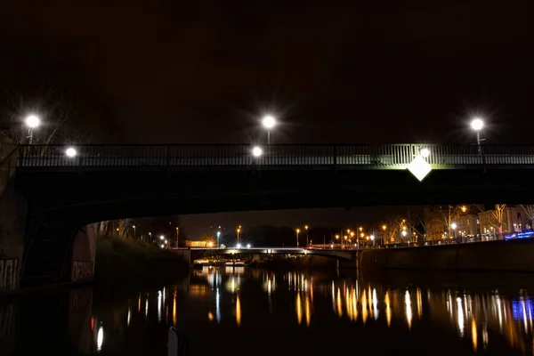 Riflesso Delle Luci Canale Una Città Catturata Notte — Foto Stock