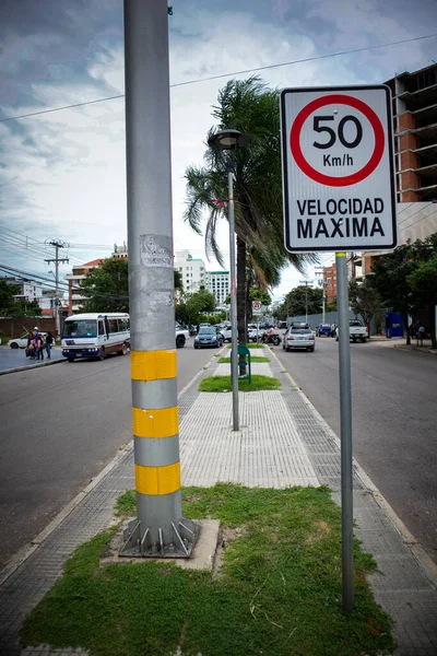 Tiro Vertical Sinal Limite Velocidade Meio Uma Avenida — Fotografia de Stock