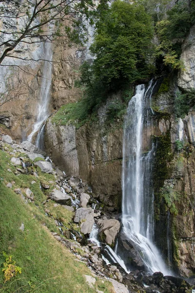 Vertikální Záběr Krásného Vodopádu Přes Mechem Pokryté Skály Lese — Stock fotografie