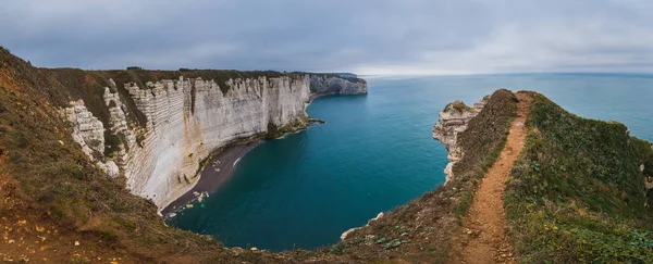 フランス ノルマンディーの海による有名なエストレート アーヴの崖と自然アーチのランドマーク — ストック写真