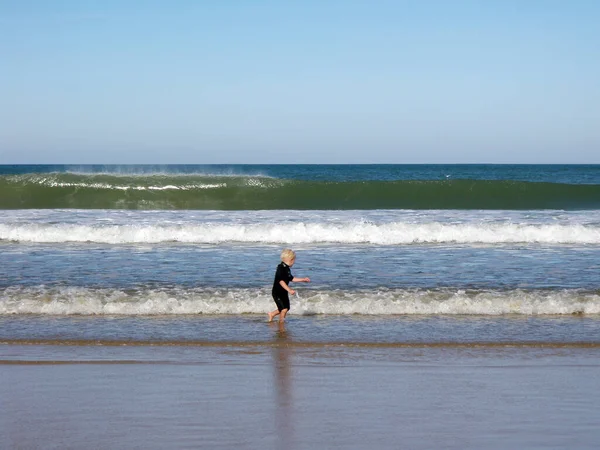 Uma Criança Loira Irreconhecível Correndo Pela Praia — Fotografia de Stock