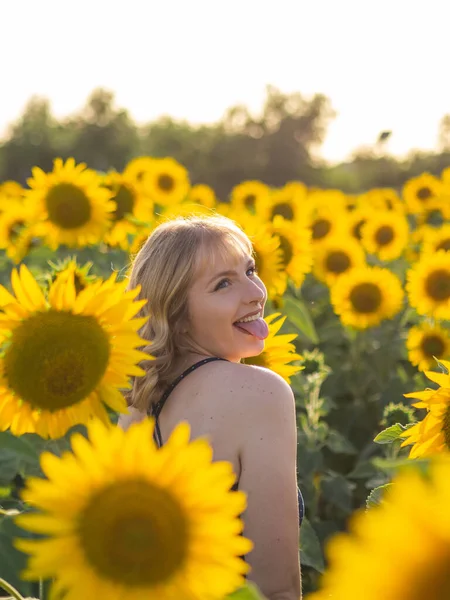 Een Zorgeloze Jonge Vrouw Met Een Tong Uitgestoken Plezier Het — Stockfoto