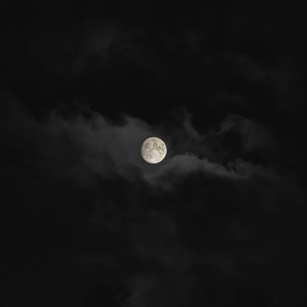 Low Angle Shot Beautiful Full Moon Cloudy Sky — Stock Photo, Image