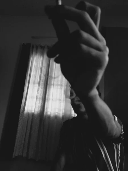 Вертикальний Сірий Знімок Людини Яка Палить Сигарету Своїй Кімнаті — стокове фото