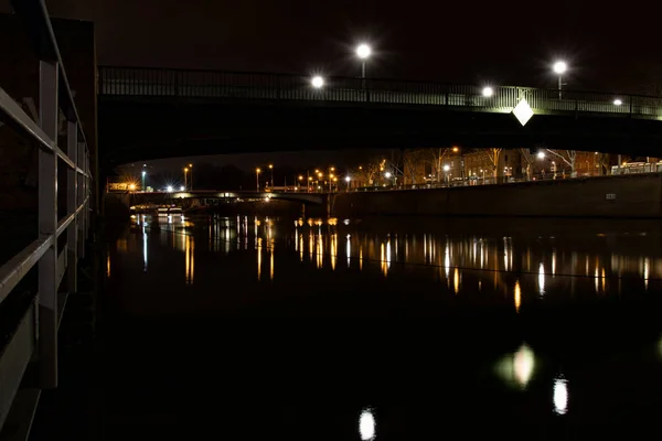 Reflejo Luces Canal Una Ciudad Capturada Por Noche — Foto de Stock