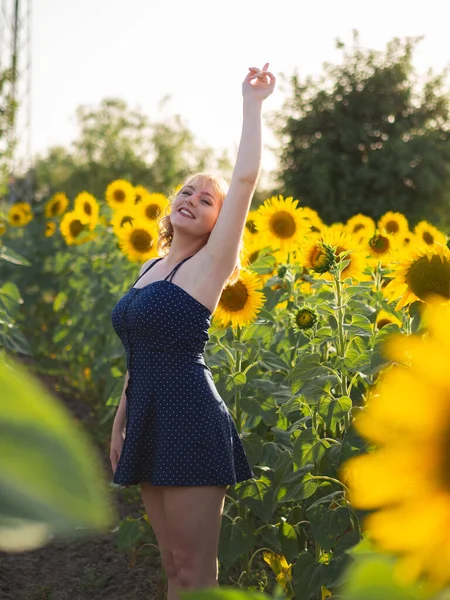 Een Vrolijk Jong Meisje Met Een Arm Omhoog Poseert Het — Stockfoto