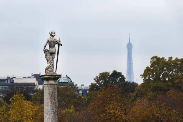 Статуя Ангела Эйфелевой Башней Заднем Плане Париже Франция — стоковое фото