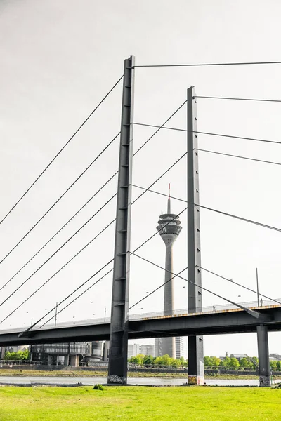 Eine Vertikale Aufnahme Des Rheinturms Düsseldorf — Stockfoto