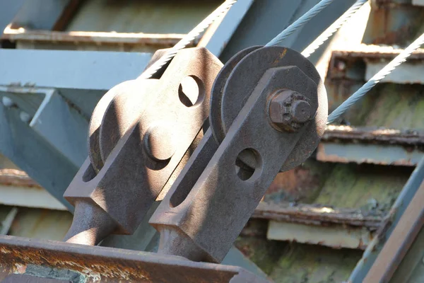 Een Close Shot Van Metalen Tandwielen Een Industrieel Gebouw — Stockfoto