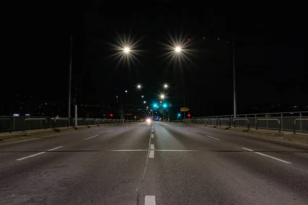 Uma Estrada Vazia Cercada Por Campos Capturados Noite Escura — Fotografia de Stock