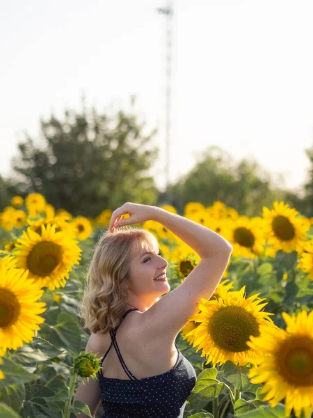 Una Vista Posteriore Una Giovane Bionda Spagnola Posa Nel Soleggiato — Foto Stock