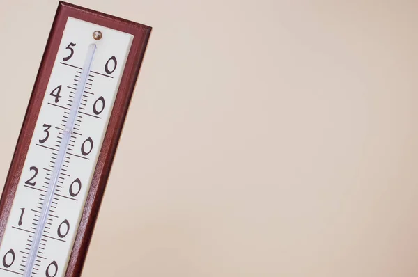 Een Close Van Een Kamerthermometer Geïsoleerd Lichtbeige Achtergrond Aan Linkerkant — Stockfoto