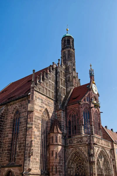 ニュルンベルクの青空を背景に 聖マリア大聖堂の垂直撮影 — ストック写真
