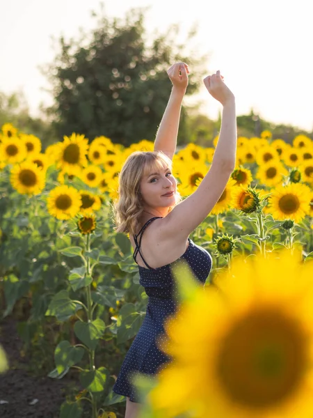 Młoda Zakrzywiona Kobieta Pozująca Polu Słonecznika Podniesionymi Rękami — Zdjęcie stockowe