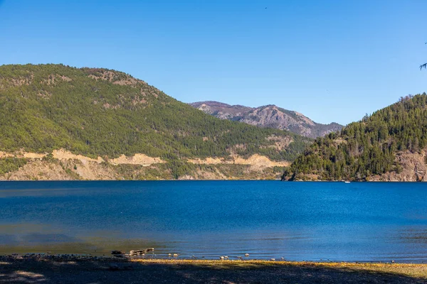 Uma Bela Vista Lago Lacar Rodeado Por Montanhas Verdes Sob — Fotografia de Stock