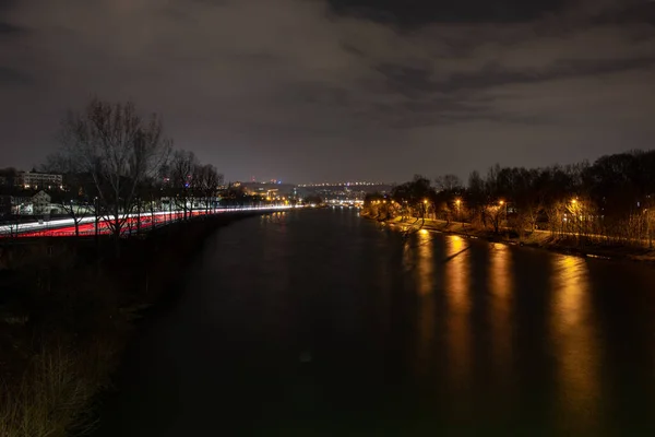 Die Reflexion Der Lichter Auf Einem Kanal Einer Stadt Die — Stockfoto