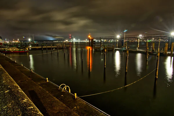 德国基尔港的一个高角形夜灯拍摄 — 图库照片