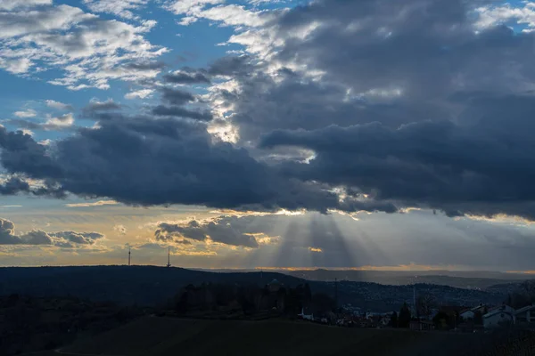 Úchvatný Pohled Slunce Které Svítí Skrz Mraky Nad Kopci — Stock fotografie