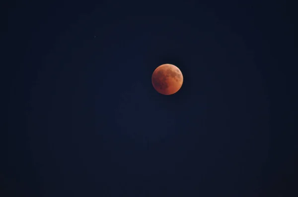 Tiro Close Superlua Com Céu Escuro Fundo — Fotografia de Stock