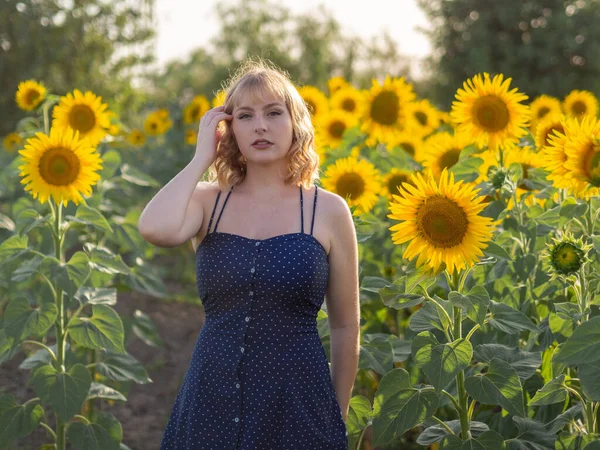 Blondynka Hiszpanka Letniej Sukience Pozuje Polu Słoneczników — Zdjęcie stockowe