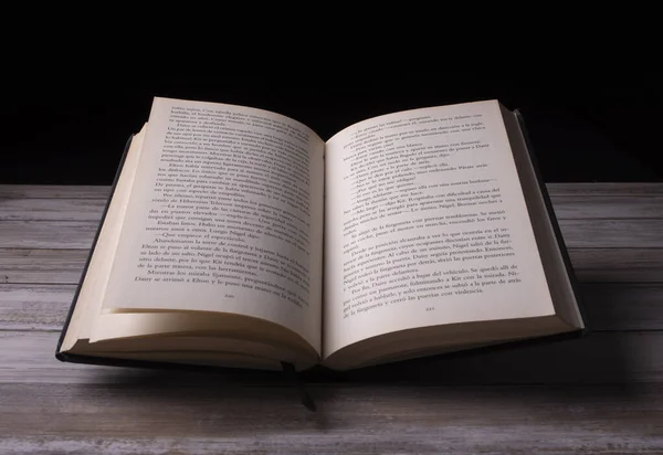 Крупный План Открытой Книги Белом Деревянном Столе Концепция Образования — стоковое фото