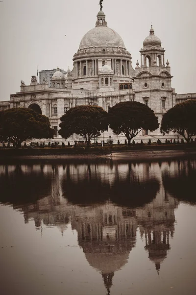 Eine Vertikale Aufnahme Der Reflexion Des Victoria Memorial Einem See — Stockfoto