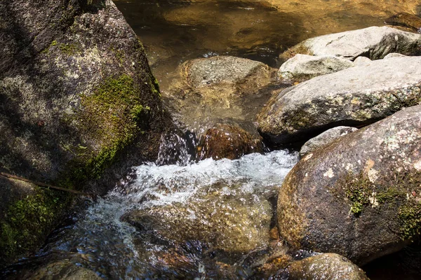 一个小岩石山溪的特写镜头 — 图库照片