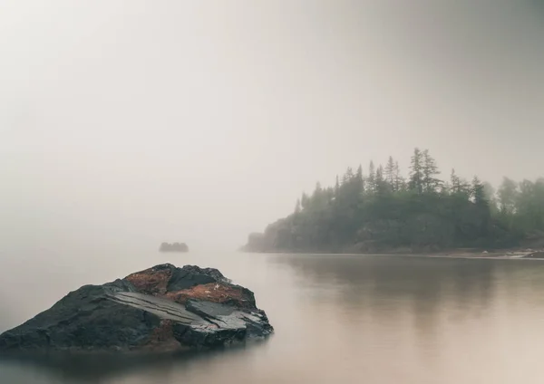 Tiro Hipnotizante Uma Camada Nevoeiro Sobre Lago — Fotografia de Stock