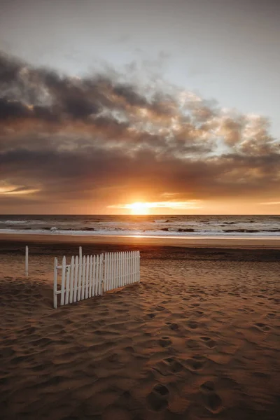 Вертикальний Знімок Красивого Заходу Сонця Над Береговою Лінією Піщаним Пляжем — стокове фото