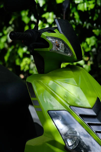 Vertical Shot Cool Green Motorcycle Outdoors — Stock Photo, Image