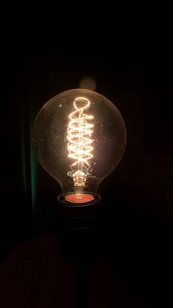 Una Messa Fuoco Selettiva Una Lampadina Vintage Una Stanza Buia — Foto Stock