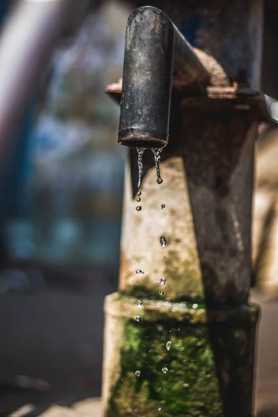 Rostig Handpump Metall Utomhus — Stockfoto