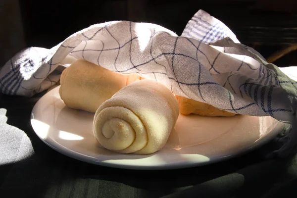 甘いパン屋さんの食べ物で暖かく保つために覆われたセラミックプレートの選択的な焦点ショット — ストック写真