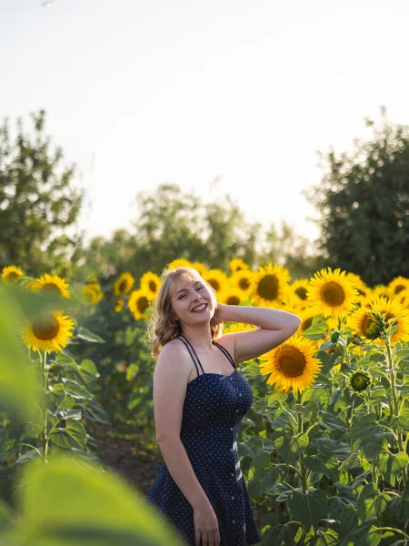 Een Gelukkig Spaans Meisje Poseert Een Zomerjurk Het Zonnebloemenveld — Stockfoto