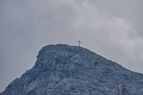 Colpo Angolo Basso Una Grande Collina Rocciosa Con Una Croce — Foto Stock