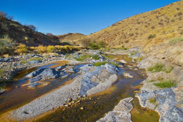Río Fluyendo Través Desierto — Foto de Stock