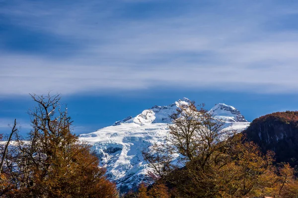 Una Hermosa Vista Del Nevado Estratovolcán Tronador Contra Cielo Azul —  Fotos de Stock