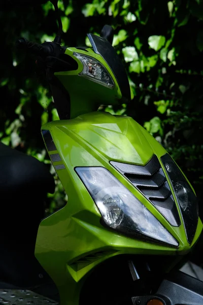 Eine Vertikale Aufnahme Eines Coolen Grünen Motorrads Freien — Stockfoto