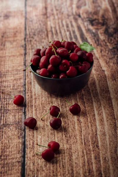 Tiro Vertical Cerezas Rojas Frescas Tazón Sobre Una Mesa Madera — Foto de Stock